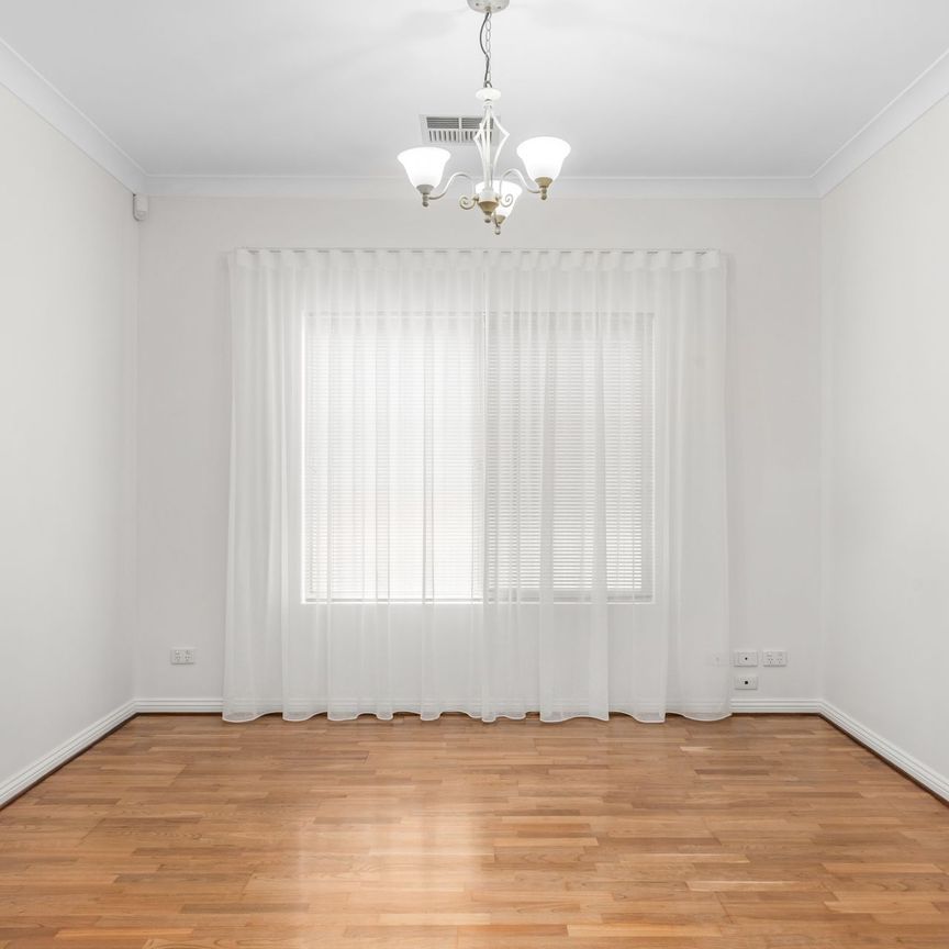 Immaculate Family Home with a Pool! - Photo 1