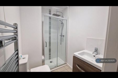 4 bedroom semi-detached house to rent - Photo 5