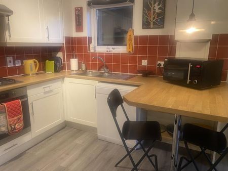 En-suite double with own parking space - Photo 5