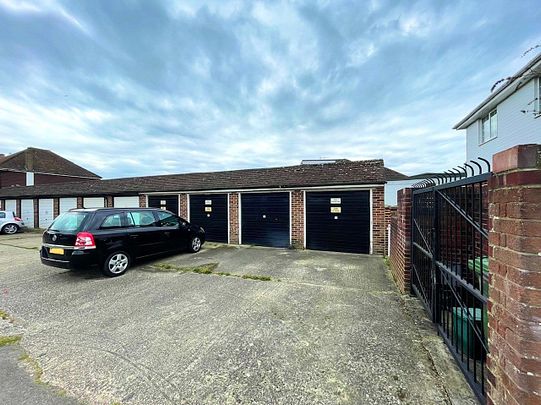 One bedroom maisonette with garage - Photo 1