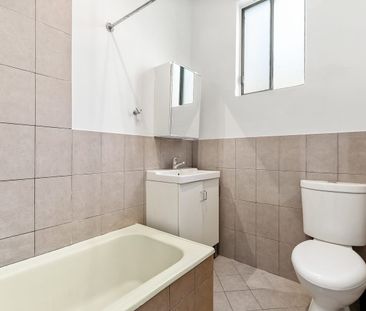 Spacious apartment with secure parking - Photo 2