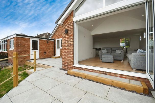 3 bedroom Bungalow To Let - Photo 1