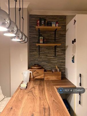 1 bedroom in a flat share to rent - Photo 1