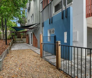 Funky, Modern & Spacious! - Photo 1