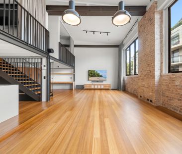 Oversized loft-style apartment moments from trendy Paddington - Photo 2