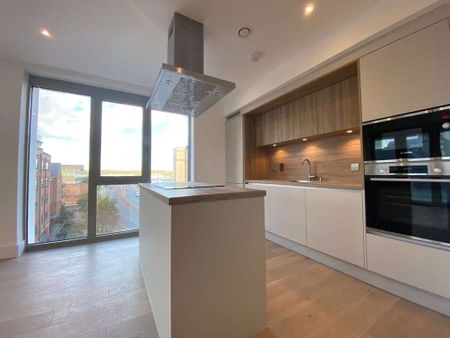 A two bedroom apartment to rent in Verto - Reading's popular residential building, with a balcony, residents gym and an exceptional standard of presentation. - Photo 2