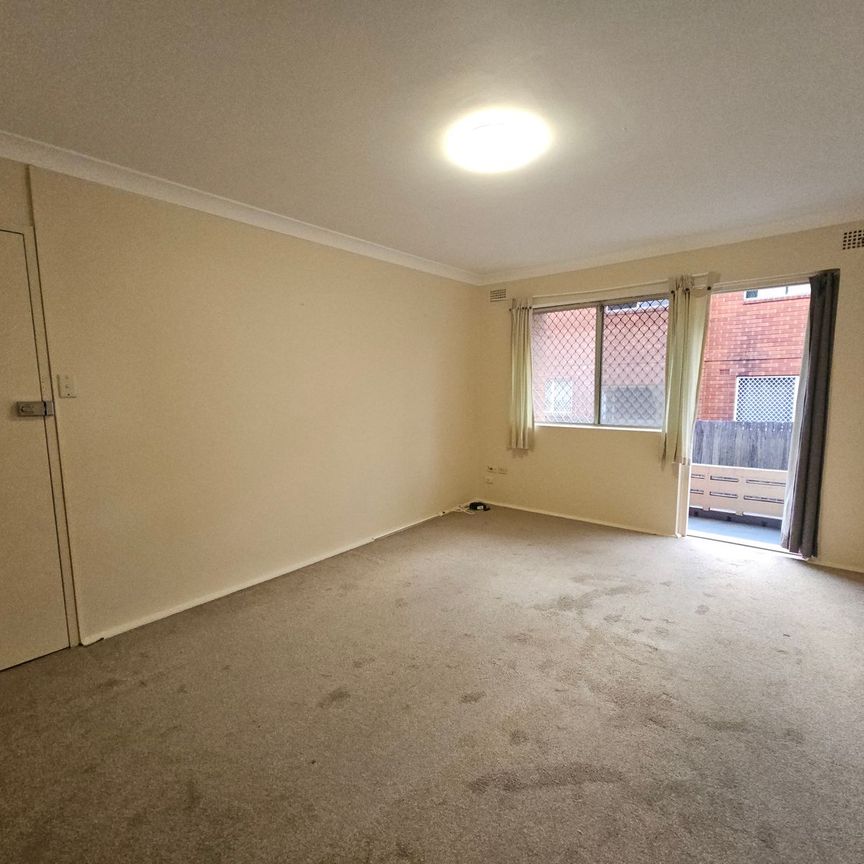 Spacious 2 Bedroom Apartment in Convenient Location - Photo 1