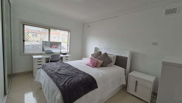Modern 3 Bedroom Home - Photo 1