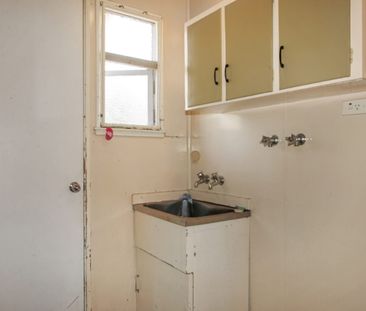 Neat & Comfortable 3-Bedroom Home with Wood Heating and Double Garage - Photo 3