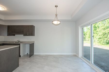 **BRAND NEW** Gorgeous 4 Bedroom House in Welland!! - Photo 2