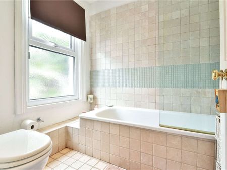 Charming two bedroom cottage with a courtyard garden located in the village area of Tunbridge Wells. - Photo 3