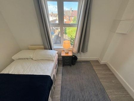 1 bedroom in a house share to rent - Photo 5