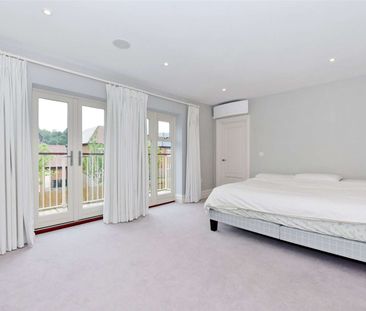 Rarely available detached property set on the attractive Taplow Riv... - Photo 3