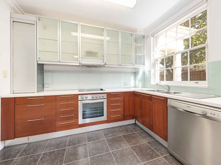 Spacious Ground Floor Apartment with North Aspect - Photo 4