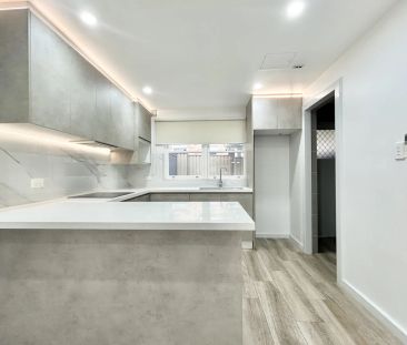 Modern Split-Level Townhouse-Style Apartment with Private Courtyard - Photo 4