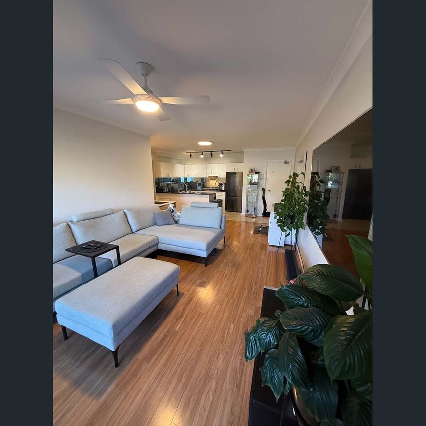 Stylish Ground-Floor Two-Bedroom Apartment in a Prime Coastal Location - Photo 1
