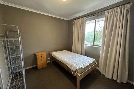 Gippsland Street 3 bedroom unit on 12 month lease. - Photo 2