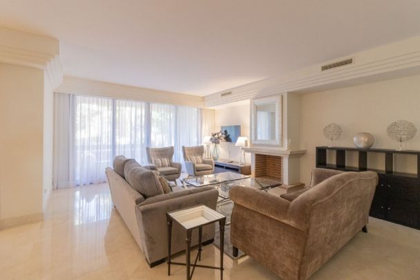 3 Bedroom Apartment For Rent in Nueva Andalucía, Málaga - Photo 1