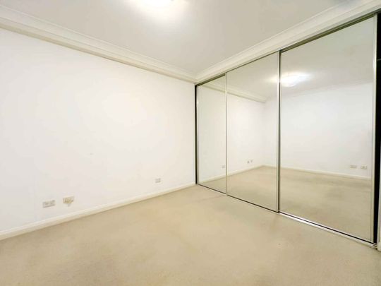 Spacious 1 bedroom unit - Photo 1