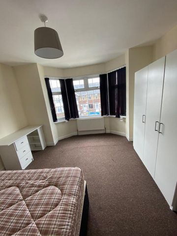 6 bedroom semi-detached house to rent - Photo 5