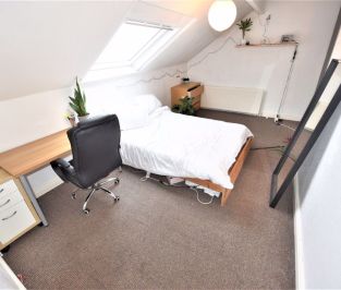 4 bedroom House in Burley Road (4 Bed), Leeds - Photo 6