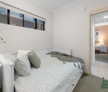 Stylish & Central Apartment in Prime Location - Photo 1