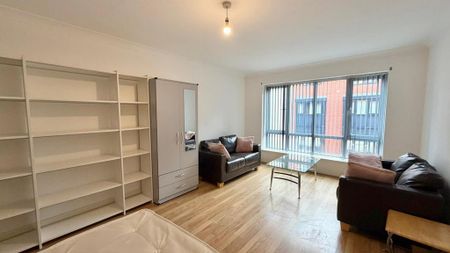 1 bedroom in a flat share to rent - Photo 2