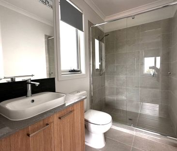 NEAR NEW 3 BEDROOM 2 BATHROOM TOWNHOUSE! - Photo 6