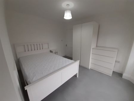 This fully furnished double bedroom is available in a three-person professional house share, located just off Cherry Hinton Road. The property offers excellent access to Addenbrooke’s Hospital, Cambridge Train Station, and the city centre, making it ideal for working professionals. - Photo 2
