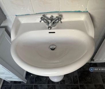 1 bedroom in a house share to rent - Photo 6