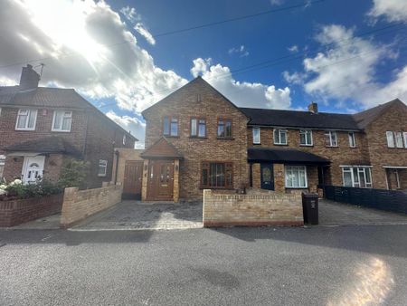 4 bedroom end of terrace house to rent - Photo 4