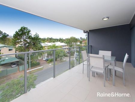 Modern, Partly Furnished, Great Location walk to UQ - Photo 3
