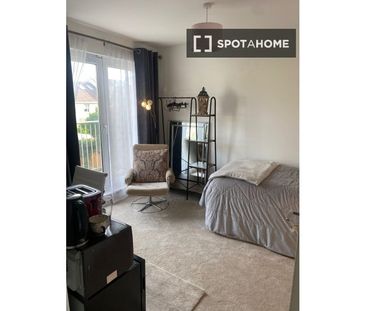 Stylish room in 5-bedroom apartment in Sandyford, Dublin - Photo 6