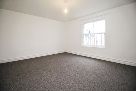 3 bedroom flat to rent - Photo 3