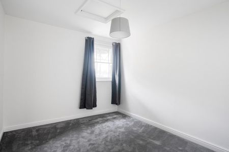 3 Bed Flat - Photo 2