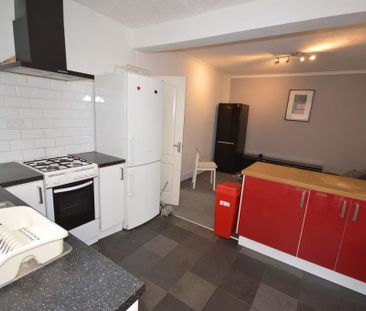 6 bedroom detached house to rent - Photo 5