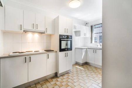 SPACIOUS TOWNHOUSE LIVING - Photo 4