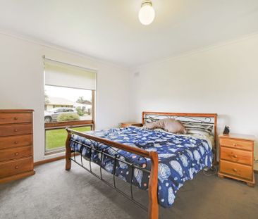 Spacious Family Living in a Convenient Reynella Location - Photo 5