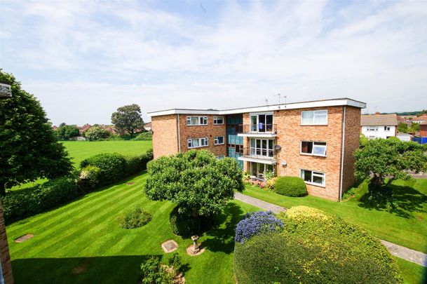 Hawthorn Close, Chichester - Photo 1