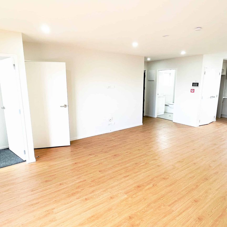 Modern Two-Storey Penthouse Apartment - Prime Manurewa Location - Photo 1