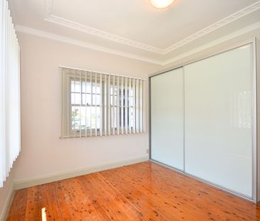 Renovated 3 Bedroom Family Home&excl;&excl; - Photo 2