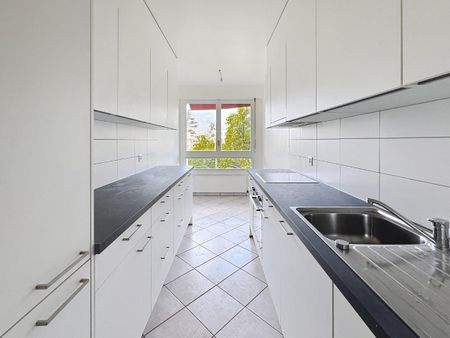 Appartement spacieux de 5 pièces, entièrement rénové, avec en sus un parking intérieur à CHF 200.- /mois. - Foto 4