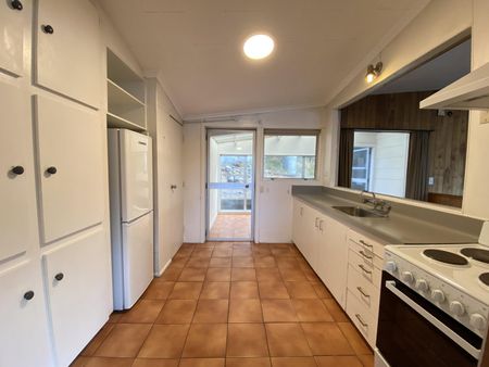 Frankton Road gem - Stunning views - Photo 5