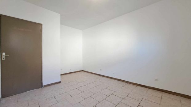 Location - Appartement T3, rénové, de 69 m² avec jardin privatif, emplacement de parking abrité et cellier ind - Photo 1