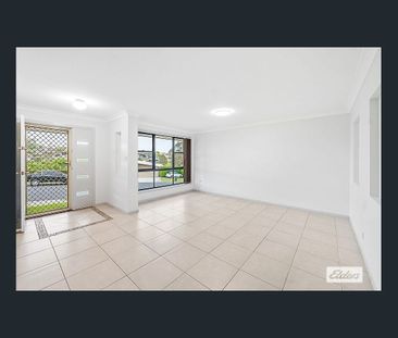 Stylish 3 Bedroom Home in Quiet Street - Photo 1