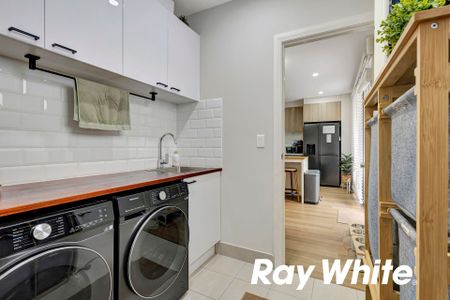 PREMIUM FOUR BEDROOM FAMILY RESIDENCE With Solar Panels & Close to All Amenities! - Photo 2