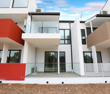 Modern Unfurnished Townhouse for Rent in Yarraville! - Photo 6