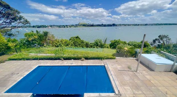 Large family home with pool in waterfront position - Photo 1