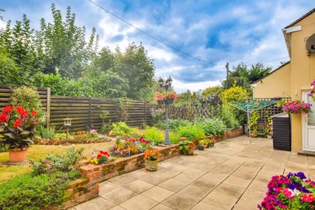 4 bedroom detached house to rent - Photo 2