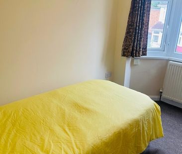 Room in a Shared House, Sutton Dene, TW3 - Photo 3